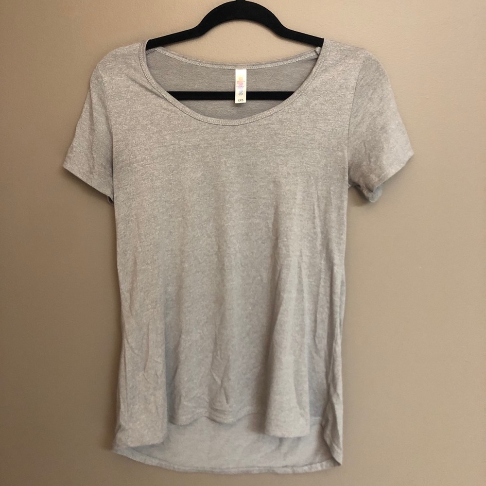 grey round neck t-shirt